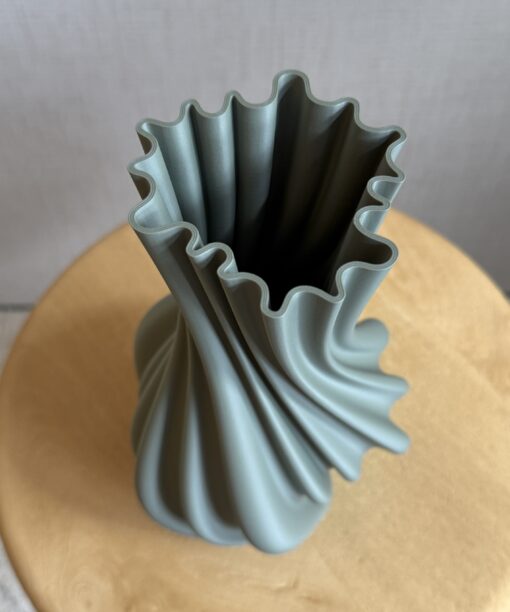 Alternative view of 3D geprinte unieke vaas, kleur mat vergrijsd groen 27cm